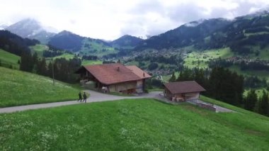 İki adam eve yürümek. Görüntüleri. İki adamın üstünde belgili tanımlık tepe evine Üstten Görünüm