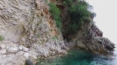 Mağara kadında. Görüntüleri. Denizin kenarında mağarada kadının Üstten Görünüm