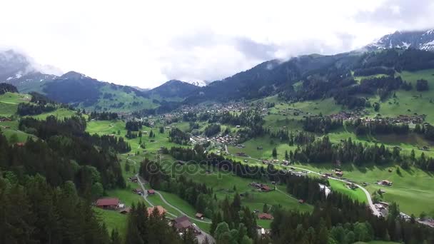 Village de montagne par une journée ensoleillée d'été. Des images. Village dans les montagnes. Aérien — Video