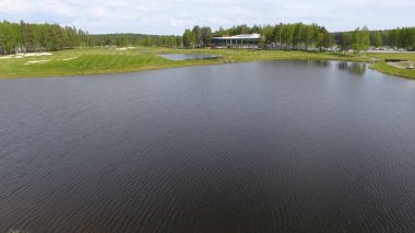 Golf sahasında güzel yeşil ve gölet ile havadan görünümü