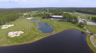 Güneşli bir golf sahası, gölet ve yeşil çimen, mükemmel bir Golf sopasıyla görüntülemek gökten