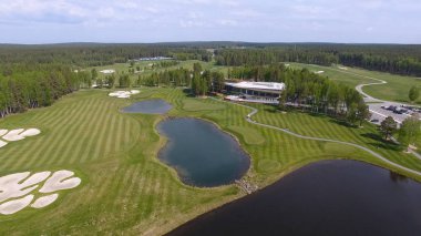 Güneşli bir golf sahası, gölet ve yeşil çimen, mükemmel bir Golf sopasıyla görüntülemek gökten