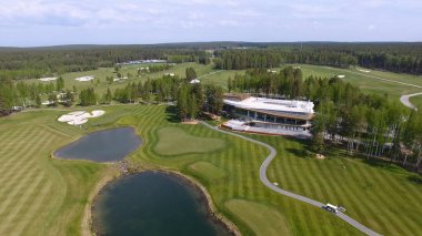 Güneşli bir golf sahası, gölet ve yeşil çimen, mükemmel bir Golf sopasıyla görüntülemek gökten