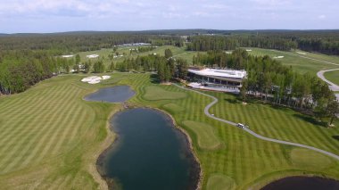 Güneşli bir golf sahası, gölet ve yeşil çimen, mükemmel bir Golf sopasıyla görüntülemek gökten