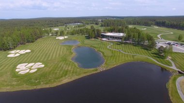 Güneşli bir golf sahası, gölet ve yeşil çimen, mükemmel bir Golf sopasıyla görüntülemek gökten