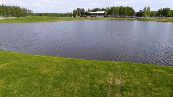 Vista aerea sul campo da golf con splendido verde e stagno — Foto Stock