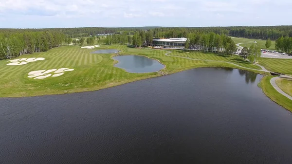 Golf sahasında güzel yeşil ve gölet ile havadan görünümü