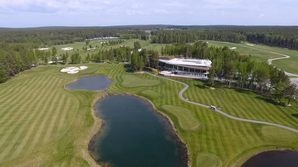Güneşli bir golf sahası, gölet ve yeşil çimen, mükemmel bir Golf sopasıyla görüntülemek gökten