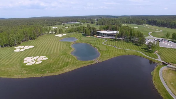 Güneşli bir golf sahası, gölet ve yeşil çimen, mükemmel bir Golf sopasıyla görüntülemek gökten