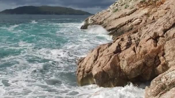 Zuivere blauwe wateren zee, kust golven breken en spatten avontuur op zee kust Surf rotsen. Beeldmateriaal. Zomer — Stockvideo