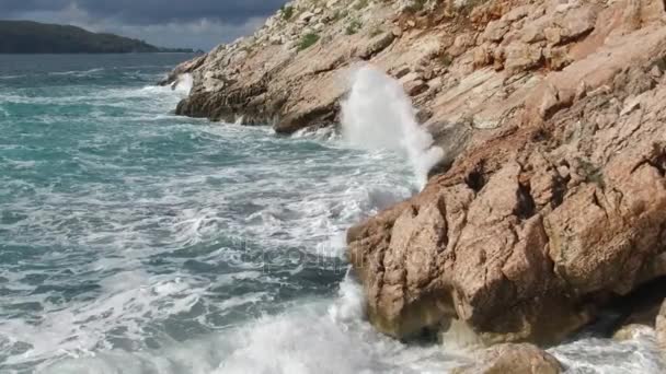 Ren blå vatten havet, kustnära vågor bryta och stänk äventyr på havet kusten Surf stenar. Footage. Sommar — Stockvideo
