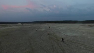 Motobikes ya da motosiklet çölde gece sürme. Görüntüleri. Bazı Quad bisiklet üzerinde yıldız iz