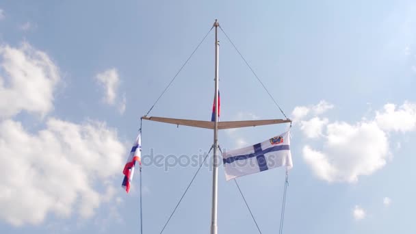 Розмальовки кораблів з прапорами. Морські прапори на фламінгу на фоні блакитного неба — стокове відео