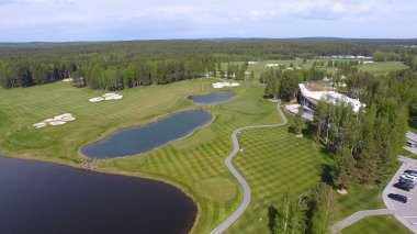 Bulutlar üzerinde mavi gökyüzü ve Orman Gölü Golf club, hava ile güneş Golf arabası
