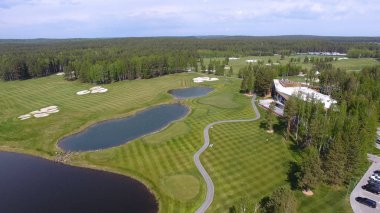 Bulutlar üzerinde mavi gökyüzü ve Orman Gölü Golf club, hava ile güneş Golf arabası