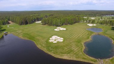 Güneşli bir golf sahası, gölet ve yeşil çimen, mükemmel bir Golf sopasıyla görüntülemek gökten