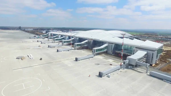 Vue aérienne du terminal moderne de l'aéroport international. Voyager autour du monde. Avion vide de l'aéroport. Vue de la piste à l'aéroport. Le marquage de l'aérodrome sur la voie de circulation se dirige vers la piste — Photo