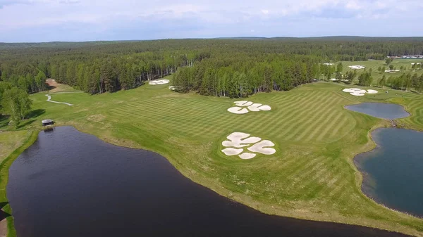 Güneşli bir golf sahası, gölet ve yeşil çimen, mükemmel bir Golf sopasıyla görüntülemek gökten