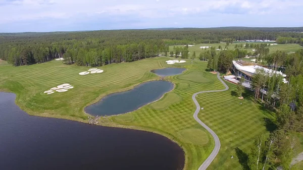 Güneşli bir golf sahası, gölet ve yeşil çimen, mükemmel bir Golf sopasıyla görüntülemek gökten