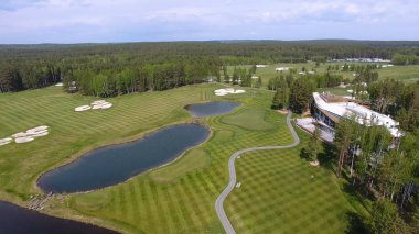 Bulutlar üzerinde mavi gökyüzü ve Orman Gölü Golf club, hava ile güneş Golf arabası