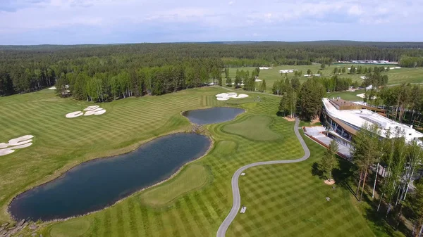 Bulutlar üzerinde mavi gökyüzü ve Orman Gölü Golf club, hava ile güneş Golf arabası