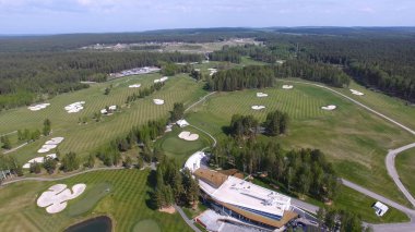 Bulutlar üzerinde mavi gökyüzü ve Orman Gölü Golf club, hava ile güneş Golf arabası