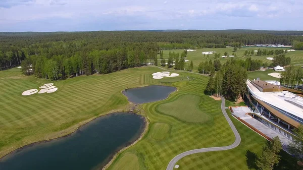 Bulutlar üzerinde mavi gökyüzü ve Orman Gölü Golf club, hava ile güneş Golf arabası