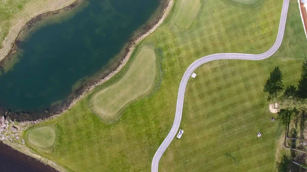 Golfplatz an einem sonnigen Tag, ein ausgezeichneter Golfclub mit Teichen und grünem Gras, Blick vom Himmel — Stockfoto