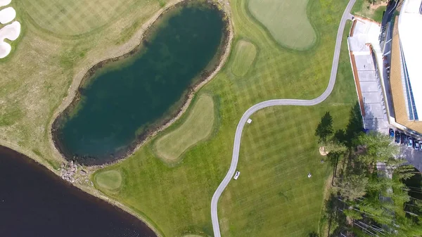 Golfpálya, egy napsütéses napon, egy kiváló Golf club, a tavak és a zöld fű, Nézd az égből — Stock Fotó