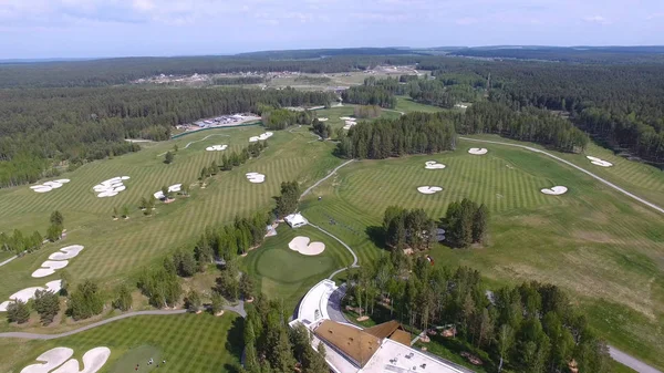 Bulutlar üzerinde mavi gökyüzü ve Orman Gölü Golf club, hava ile güneş Golf arabası