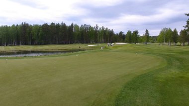 Club yaz tatil sırasında hava sahası üzerinde ile golfçüler Golf isabet vurdu