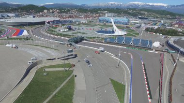 Formula 1 parça Sochi, Sochi Olimpiyat Köyü. Şantiye Stadyumu yakın kasaba ve dağlar yarış yaz güneşli gün için. Havadan görünümü. Pectator Aerrial görünümünde F1 Rus standları