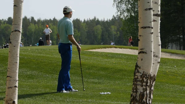 Golfare hit vidsträckt golfbana på sommaren. Spelet Golf — Stockfoto