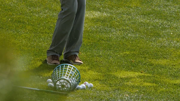 I golfisti hanno colpito vasto campo da golf in estate. Il gioco del golf — Foto Stock