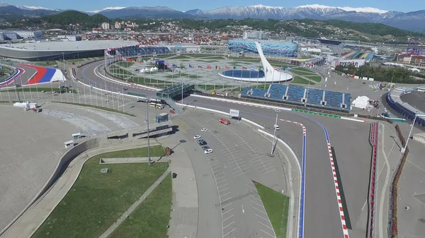 Formula 1 parça Sochi, Sochi Olimpiyat Köyü. Şantiye Stadyumu yakın kasaba ve dağlar yarış yaz güneşli gün için. Havadan görünümü. Pectator Aerrial görünümünde F1 Rus standları