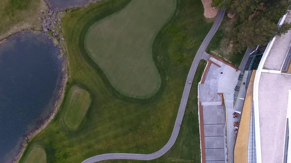 Top vista campo de golfe verde campo de grama verde ao ar livre. Vista aérea de drone voador . — Fotografia de Stock