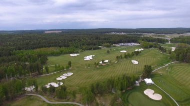 Bulutlar üzerinde mavi gökyüzü ve Orman Gölü Golf club, hava ile güneş Golf arabası