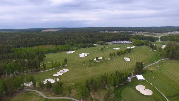 Bulutlar üzerinde mavi gökyüzü ve Orman Gölü Golf club, hava ile güneş Golf arabası