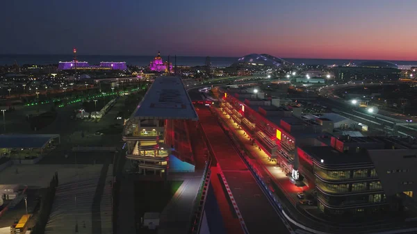 Hava Olimpic Köyü, Sochi, Rusya Federasyonu. Sochi Olimpiyat Köyü gece. Fantastik Bogatyr otel, formula 1 parça, stadyum fischt, tarafından farklı backlighted bina inanılmaz bakış 