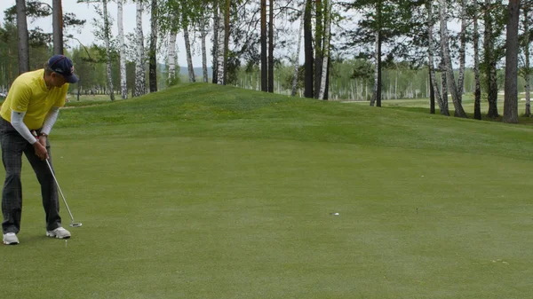 Golfer schlagen im Sommer auf dem weitläufigen Golfplatz auf. das Golfspiel — Stockfoto