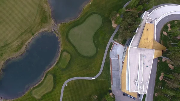 Campo da golf verde vista dall'alto campo in erba verde all'aperto. Vista aerea dal drone volante . — Foto Stock