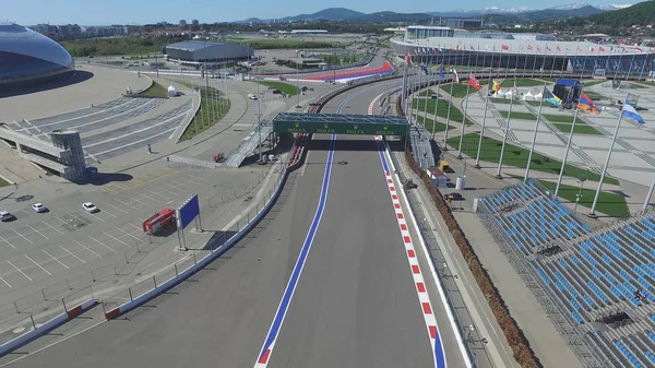 Formula 1 parça Sochi, Sochi Olimpiyat Köyü. Şantiye Stadyumu yakın kasaba ve dağlar yarış yaz güneşli gün için. Havadan görünümü. Pectator Aerrial görünümünde F1 Rus standları