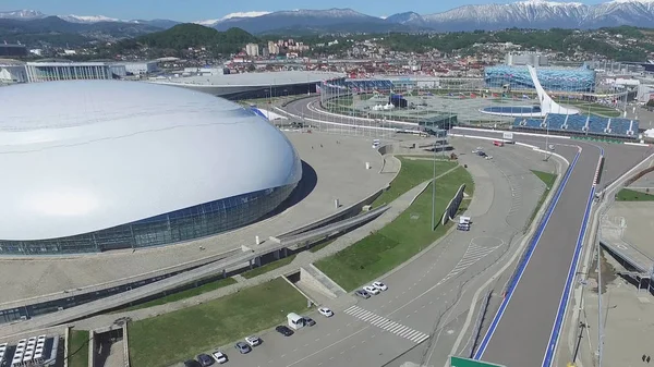 SOCHI, RUSSIA Construção da cúpula de gelo Bolshoy em Sochi, Rússia para os Jogos Olímpicos de Inverno de 2014. Palácio de gelo Bolshoy. Praça central aérea no Parque Olímpico de Sochi, Rússia. Um ano após o XXII Inverno — Fotografia de Stock