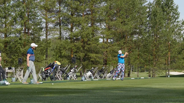 Golfer schlagen im Sommer auf dem weitläufigen Golfplatz auf. das Golfspiel — Stockfoto