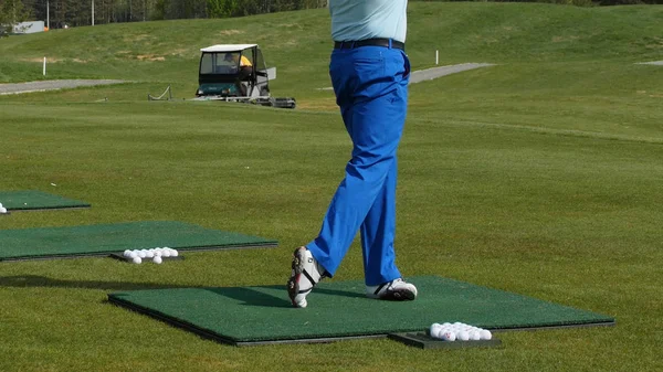 골퍼는 여름에 멋진 골프 코스를 누르십시오. 골프의 게임 — 스톡 사진