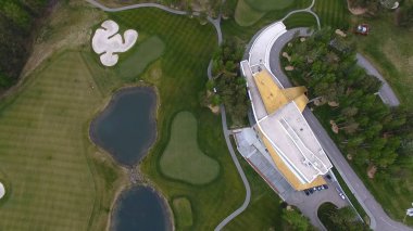 Bulutlar üzerinde mavi gökyüzü ve Orman Gölü Golf club, hava ile güneş Golf arabası