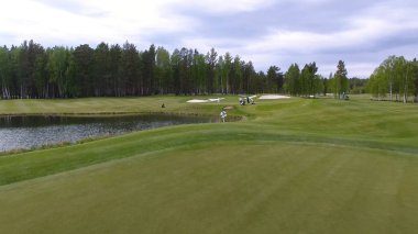 Club yaz tatil sırasında hava sahası üzerinde ile golfçüler Golf isabet vurdu