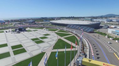 Formula 1 parça Sochi, Sochi Olimpiyat Köyü. Şantiye Stadyumu yakın kasaba ve dağlar yarış yaz güneşli gün için. Havadan görünümü. Pectator Aerrial görünümünde F1 Rus standları