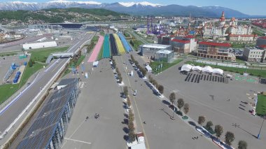 Formula 1 parça Sochi, Sochi Olimpiyat Köyü. Şantiye Stadyumu yakın kasaba ve dağlar yarış yaz güneşli gün için. Havadan görünümü. Pectator Aerrial görünümünde F1 Rus standları