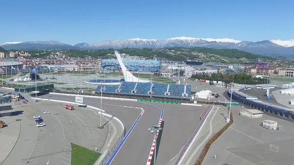 Formula 1 parça Sochi, Sochi Olimpiyat Köyü. Şantiye Stadyumu yakın kasaba ve dağlar yarış yaz güneşli gün için. Havadan görünümü. Pectator Aerrial görünümünde F1 Rus standları